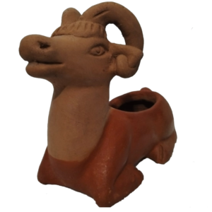 Maceta de barro con forma de carnero
